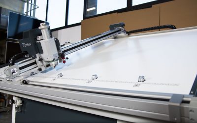 Flatbed plotter to make signs, fittings for shop windows, displays